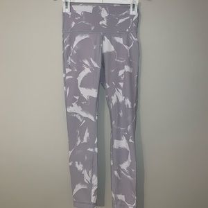 Lululemon Gray & White Wunder Under